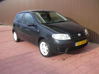 Fiat Punto 1.4-16V Young AIRCO en NIEUWE APK